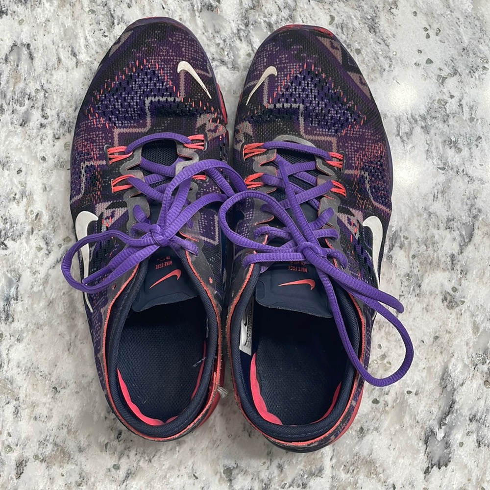 EUC size 7.5 women’s Nike purple print